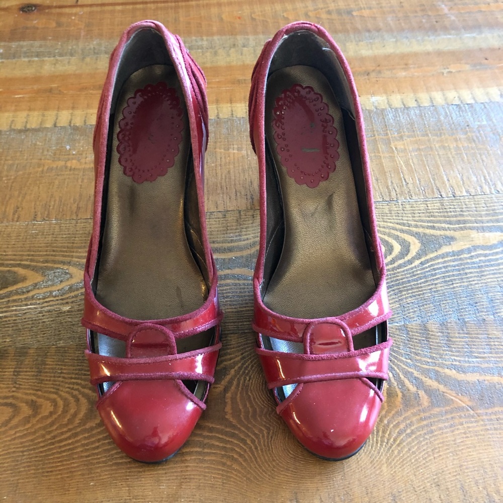 Pin Up style red patent leather high heels 👠 6.5